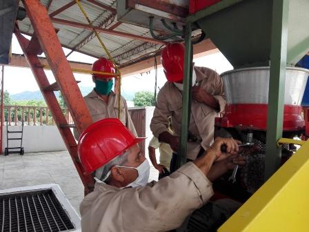 Máquina despulpadora de café de Jibacoa recibe mantenimiento